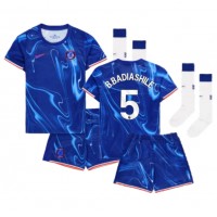 Maglia Calcio Chelsea Benoit Badiashile #5 Prima Divisa Bambino 2024-25 Manica Corta (+ pantaloncini)